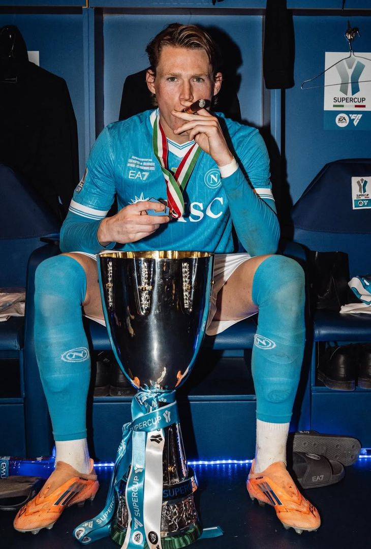 Coppa, sorrisi e sigari: gli azzurri festeggiano la Supercoppa! –  LE FOTO - immagine 18