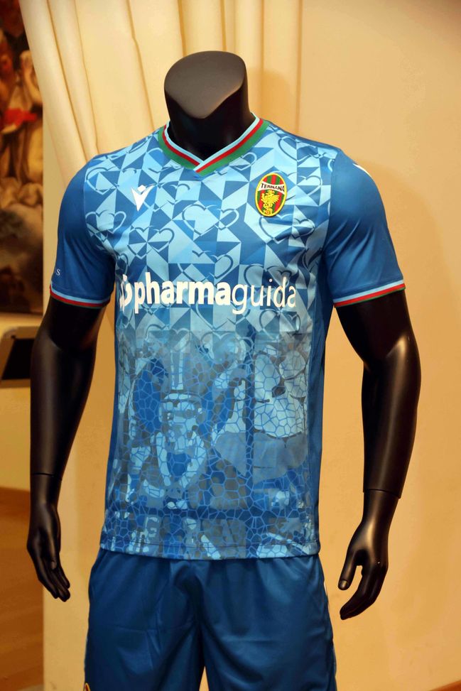 Ternana, ecco la terza maglia: dedicata al patrono di Terni, San Valentino…- immagine 5