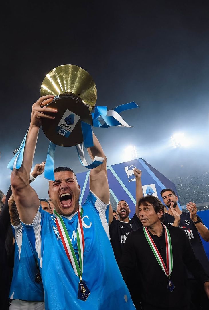 GALLERY Napoli campione d’Italia, la squadra si ‘gode’ la Coppa con i tifosi - immagine 6