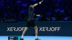 Atp Finals, Rublev si prende a racchettate sulle ginocchia!