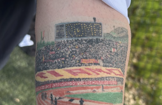 Pizarro, amore eterno alla Roma: tatuaggio con la celebre coreografia del derby ’83 Pizarro, amore eterno alla Roma: tatuaggio con la celebre coreografia del derby ’83 - immagine 1