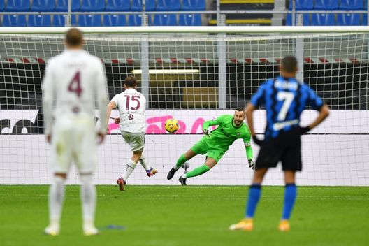 MILAN, ITALY - NOVEMBER 22: Cristian Ansaldi of Torino scores their sides second goal from the penalty spot past Samir Handanovic of Inter Milan during the Serie A match between FC Internazionale and Torino FC at Stadio Giuseppe Meazza on November 22, 2020 in Milan, Italy. Sporting stadiums around Italy remain under strict restrictions due to the Coronavirus Pandemic as Government social distancing laws prohibit fans inside venues resulting in games being played behind closed doors. (Photo by Valerio Pennicino/Getty Images) 5 Fakta Inter-Torino dalam Angka – 5 dati su Inter-Torino in numeri- immagine 3