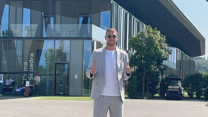 FOTO – Edin Dzeko è arrivato al Viola Park. Adesso le firme sul contratto - immagine 1
