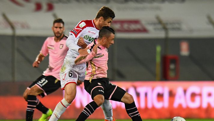 CARPI, ITALY - OCTOBER 30: Cesar Alejando Faletti of Citta di Palermo competes for the ball with Alessandro Buongiorno of Carpi FC during the Serie b match between Carpi FC and US Citta di Palermo on October 30, 2018 in Carpi, Italy. (Photo by Alessandro Sabattini/Getty Images) Carpi FC v US Citta di Palermo - Serie B