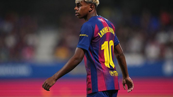 BARCELONA, SPAIN - AUGUST 10: Lamine Yamal of FC Barcelona looks on during the Joan Gamper Trophy match between FC Barcelona and Como1907 at Estadi Johan Cruyff on August 10, 2025 in Barcelona, Spain. (Photo by Alex Caparros/Getty Images) Lamine Yamal Pallone d'Oro
