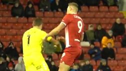Il Barnsley vince, l’arbitro sorvola sulla carica al portiere…