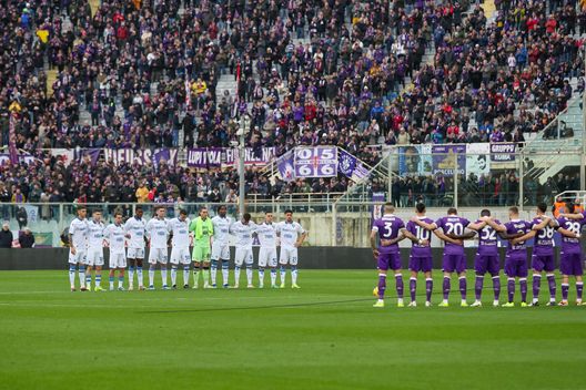 GERMOGLI PH: 11 FEBBRAIO 2024 FIRENZE STADIO ARTEMIO FRANCHI SERIE A FIORENTINA VS FROSINONE NELLA FOTO MINUTO DI SILENZIO PER KURT HAMRIN Di Francesco: “Quarta su Soulé non da semplice ammonizione”- immagine 2