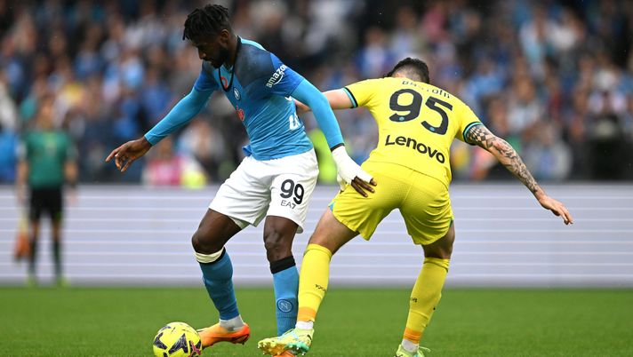 NAPLES, ITALY - MAY 21: Andre-Frank Zambo Anguissa of SSC Napoli and Alessandro Bastoni of FC Internazionale battle for the ball during the Serie A match between SSC Napoli and FC Internazionale at Stadio Diego Armando Maradona on May 21, 2023 in Naples, Italy. (Photo by Francesco Pecoraro/Getty Images) FOTO Anguissa si rilassa, ma è già in clima Dimaro: “Godendomi l’ultimo giorno…” - immagine 1