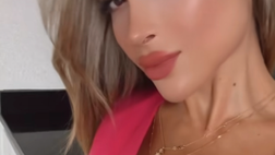 Agustina in grande forma. Décolleté pazzesco per lady Martinez