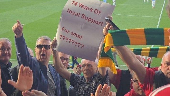 Manchester United, rabbia per un tifoso: il caro prezzi spezza un legame storico - immagine 1