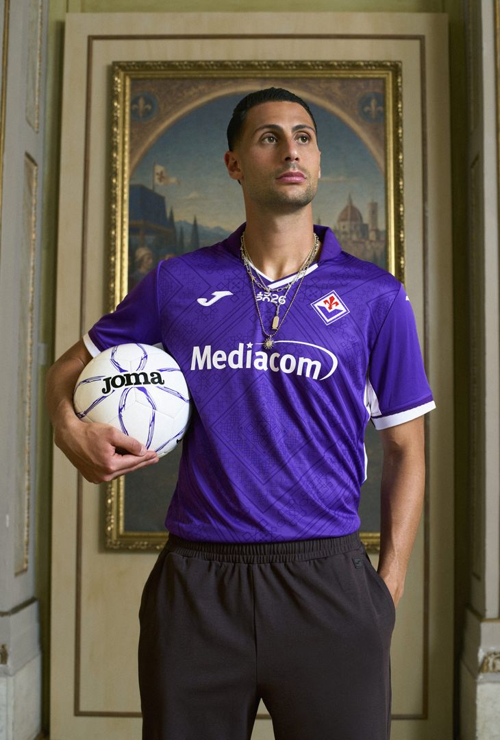 FOTO – La nuova maglia della Fiorentina. Le migliori immagini di oggi - immagine 9