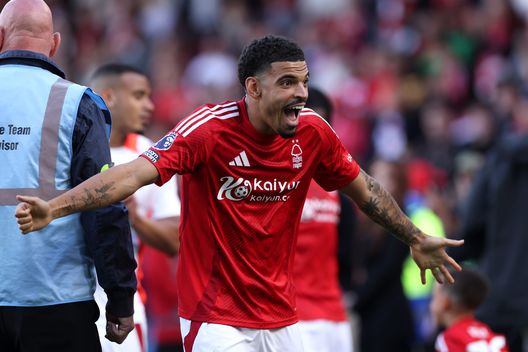 Morgan Gibbs-White con la maglia del Nottingham Forrest (Photo by Eddie Keogh/Getty Images) Il Tottenham paga la clausola per Gibbs-White, ma il Nottingham denuncia irregolarità e blocca tutto- immagine 2