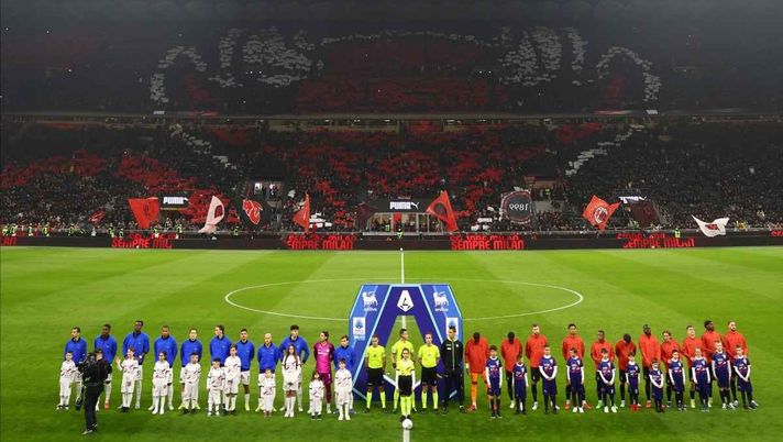Milan, San Siro si trasforma in un inferno rossonero: tra luci e coreografie