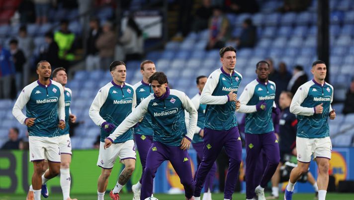 LONDON, ENGLAND - APRIL 09: Players of ACF Fiorentina warm up prior to the UEFA Conference League 2025/26 Quarter-Final Leg One match between Crystal Palace FC and ACF Fiorentina at Selhurst Park on April 09, 2026 in London, England. (Photo by Eddie Keogh/Getty Images) Rambaudi: “Che Fiorentina mi aspetto con la Lazio. C’è voglia di riscatto” - immagine 1