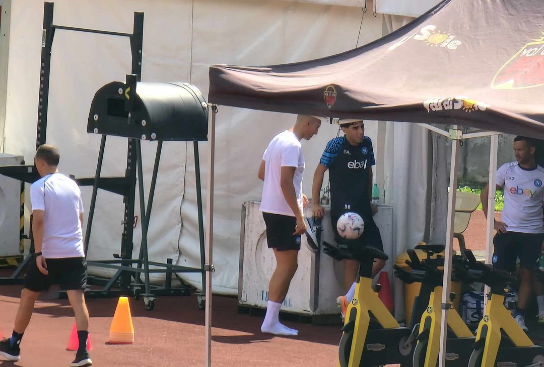 Riparte l'avventura di Gollini al Napoli: il portiere si diletta nei palleggi accanto alla palestra
