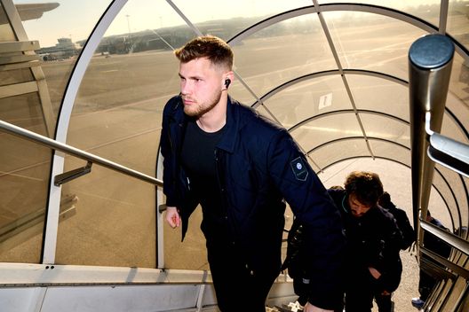 MILAN, ITALY- MARCH 04: Josep Martínez of FC Internazionale get on the plane during the Inter travel to Rotterdam on March 04, 2025 in Milan, Italy. (Photo by Mattia Ozbot - Inter/Inter via Getty Images) Romano: “Inter comprerà un portiere ma non boccia Martinez. Su di lui presa questa decisione”- immagine 3