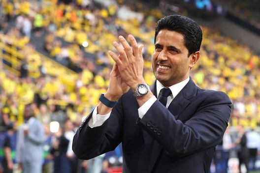 DORTMUND, GERMANIA - 01 MAGGIO: Nasser Al-Khelaifi, presidente del Paris Saint-Germain, applaude i tifosi prima della partita (Foto di Alex Grimm/Getty Images) Al-Khelaifi attacca Mbappé: “E’ più facile segnare in Spagna che in Francia”- immagine 2
