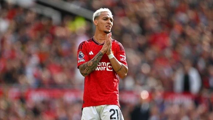 Dopo le denunce per violenza e abusi, il Manchester United sospende Antony - immagine 1