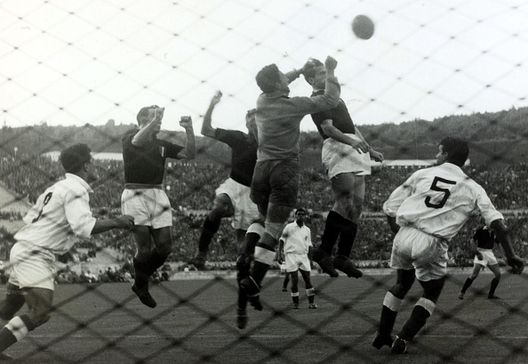 Benfica - Torino, ultima partita dei granata prima del tragico incidente (Photo by Bob Thomas/Popperfoto via Getty Images/Getty Images) 4 maggio 1949, l’aereo del Grande Torino si schianta a Superga: calcio in lutto- immagine 3