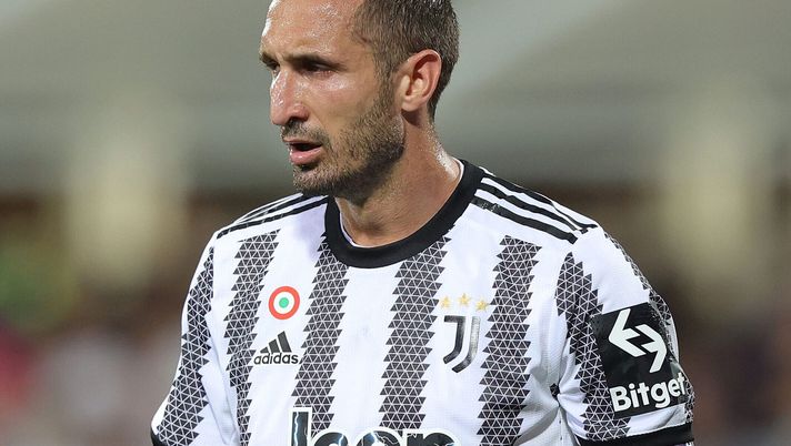 FLORENCE, ITALY - MAY 21: Giorgio Chiellini of Juventus looks on during the Serie A match between ACF Fiorentina and Juventus at Stadio Artemio Franchi on May 21, 2022 in Florence, Italy. (Photo by Gabriele Maltinti/Getty Images) Chiellini: “Vittoria dell’Inter meritata, sarà dura per le rivali nei prossimi anni” - immagine 1
