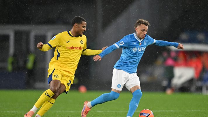 NAPLES, ITALY - JANUARY 07: Noa Lang of SSC Napoli battles for possession with Amin Sarr of Hellas Verona FC during the Serie A match between SSC Napoli and Hellas Verona FC at Stadio Diego Armando Maradona on January 07, 2026 in Naples, Italy. (Photo by Francesco Pecoraro/Getty Images) Il Verona spaventa il Napoli, che poi reagisce nella ripresa: finisce 2-2 al Maradona - immagine 1