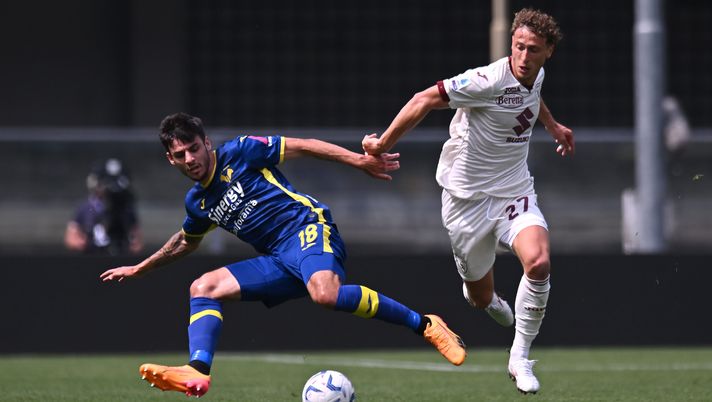 VERONA, ITALY - MAY 12: Fabien Centonze of Hellas Verona FC battles for possession with Mergim Vojvoda of Torino FC during the Serie A TIM match between Hellas Verona FC and Torino FC at Stadio Marcantonio Bentegodi on May 12, 2024 in Verona, Italy. (Photo by Alessandro Sabattini/Getty Images) Verona-Torino 1-2, il tabellino: due ammoniti tra le fila dei granata - immagine 1