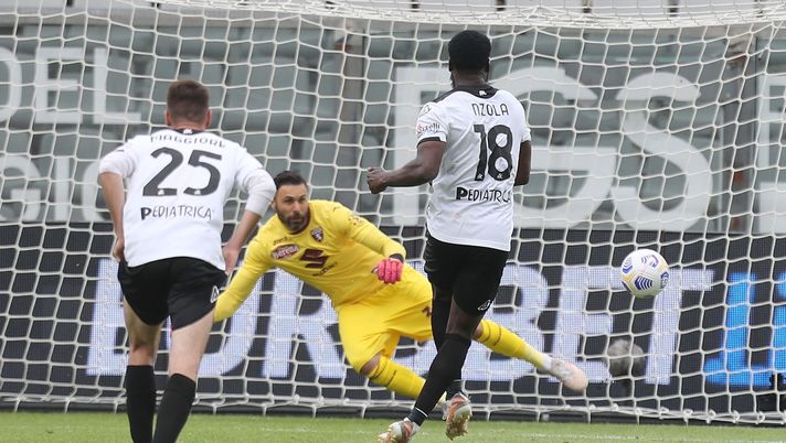 LA SPEZIA, ITALY - MAY 15: Mbala Nzola of Spezia Calcio scores a goal during the Serie A match between Spezia Calcio and Torino FC at Stadio Alberto Picco on May 15, 2021 in La Spezia, Italy. (Photo by Gabriele Maltinti/Getty Images) Toro, riecco il ‘fatal Spezia’: l’anno scorso ha quasi mandato i granata in B - immagine 1