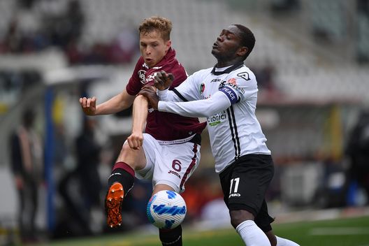 TURIN, ITALY - APRIL 23: David Zima of Torino FC clashes with Emmanuel Gyasi of Spezia Calcio during the Serie A match between Torino FC and Spezia Calcio at Stadio Olimpico di Torino on April 23, 2022 in Turin, Italy. (Photo by Valerio Pennicino/Getty Images) Torino: per Bremer stagione finita. Con Verona e Roma tocca a Zima- immagine 2