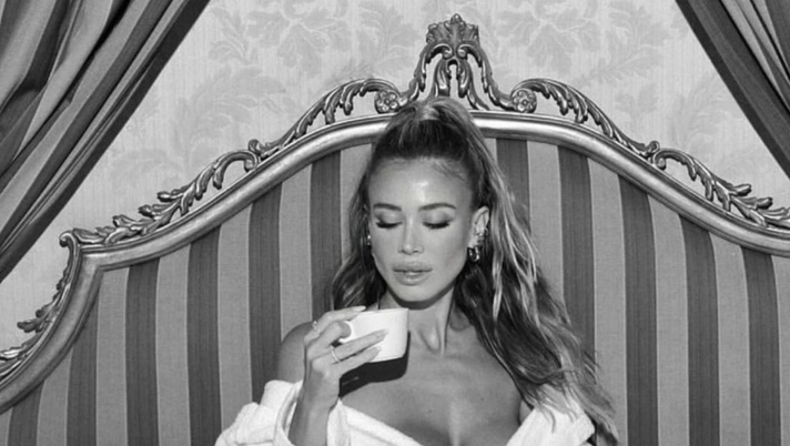 Diletta, caffè “bollente” in accappatoio. Scatto hot per la Leotta: décolleté spaziale Diletta, caffè “bollente” in accappatoio. Scatto hot per la Leotta: décolleté spaziale - immagine 1