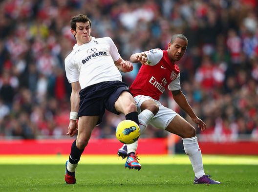 Londra, Inghilterra - 26 febbraio 2012: Gareth Bale del Tottenham e Theo Walcott dell'Arsenal. (Foto di Clive Mason/Getty Images)