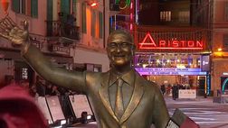 Ranieri a Sanremo: Cattelan mostra la statua di Conti e cita l’allenatore della Roma