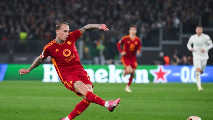 ROME, ITALY - FEBRUARY 22: AS Roma player Rick Karsdorp during the UEFA Europa League 2023/24 knockout round play-offs second leg match between AS Roma and Feyenoord at Stadio Olimpico on February 22, 2024 in Rome, Italy. (Photo by Luciano Rossi/AS Roma via Getty Images) Karsdorp, che tragedia: media assist horror, tanti errori e il 21% di cross riusciti - immagine 1
