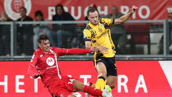 MONZA, ITALY - SEPTEMBER 15: Carlos Augusto of FC Internazionale competes for the ball with Daniel Maldini of AC Monza during the Serie A match between AC Monza and FC Internazionale at U-Power Stadium on September 15, 2024 in Monza, Italy. (Photo by Marco Luzzani/Getty Images) L’Inter inciampa a Monza e manca il sorpasso sul Napoli: 1-1 all’U-Power Stadium - immagine 1