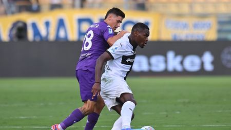 PARMA, ITALY - AUGUST 17: Lucas Martínez Quarta of Fiorentina competes for the ball with Ange-Yoan Bonny of Parma calcio during the Serie A match between Parma Calcio and Fiorentina at Stadio Ennio Tardini on August 17, 2024 in Parma, Italy. (Photo by Alessandro Sabattini/Getty Images)