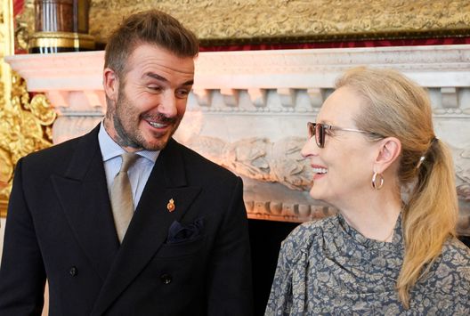 Meryl Streep e David Beckham durante la cerimonia (Photo by Chris J. Ratcliffe - WPA Pool/Getty Images) David Beckham diventa “Sir”: la lunga attesa e come è diventato Cavaliere del Regno Unito- immagine 4