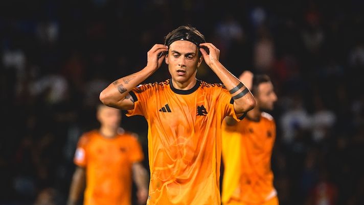 PISA, ITALY - AUGUST 30: Paulo Dybala of AS Roma during the Serie A match between Pisa SC and AS Roma at Arena Garibaldi on August 30, 2025 in Pisa, Italy. (Photo by Fabio Rossi/AS Roma via Getty Images) Tutte le formazioni-tipo di Serie A per il fantacalcio: oggi giocherebbero così, le novità dopo il mercato - immagine 1