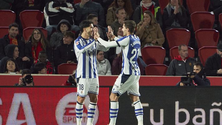 MALLORCA, SPAIN - FEBRUARY 28: Carlos Soler of Real Sociedad celebrates scoring his team´s first goal with teammates during the LaLiga EA Sports match between RCD Mallorca and Real Sociedad at Estadio de Son Moix on February 28, 2026 in Mallorca, Spain. (Photo by Rafa Babot/Getty Images) Coppa del Re, Real Sociedad-Bilbao: dove vederla gratuitamente - immagine 1