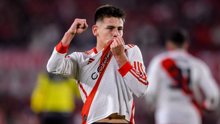 BUENOS AIRES, ARGENTINA - MAY 18: Claudio Echeverri of River Plate celebrates after scoring the team's first goal during a match between River Plate and Belgrano as part of Liga Profesional 2024 at Estadio Mas Monumental Antonio Vespucio Liberti on May 18, 2024 in Buenos Aires, Argentina. (Photo by Marcelo Endelli/Getty Images) Duello con il Girona per Echeverri - immagine 1