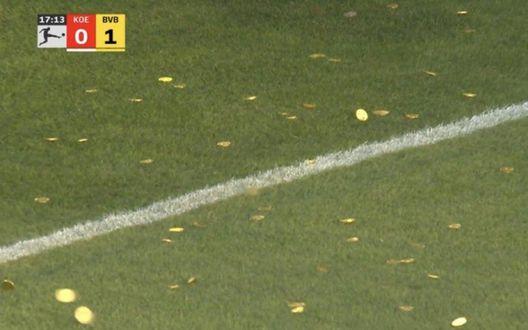 Bundesliga, Colonia-Dortmund sospesa 3 minuti per lancio monete di cioccolato…- immagine 3
