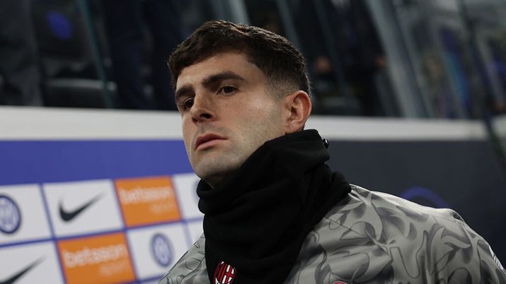 MILAN, ITALY - NOVEMBER 23: Christian Pulisic of AC Milan attends before the Serie A match between FC Internazionale and AC Milan at Giuseppe Meazza Stadium on November 23, 2025 in Milan, Italy. (Photo by Claudio Villa/AC Milan via Getty Images) DAI CAMPI – Novità Pulisic e stop Perin! Bonny, Bremer, Gosens, Mina, Folorunsho, Palestra e febbre Dybala - immagine 1
