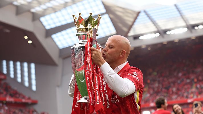 LIVERPOOL, ENGLAND - MAY 25: Arne Slot, Manager of Liverpool, kisses the Premier League trophy, as Liverpool are crowned the Champions of the Premier League for the 2024/25 Season, following the Premier League match between Liverpool FC and Crystal Palace FC at Anfield on May 25, 2025 in Liverpool, England. (Photo by Carl Recine/Getty Images) Calciomercato Liverpool: acquisti, cessioni e trattative dei Reds di Slot - immagine 1