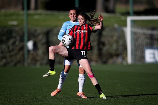 Roma, Italia - 21 febbraio 2026: Alice Benoit della Lazio e Christy Grimshaw del Milan. (Photo by Paolo Bruno/Getty Images) Lazio-Milan Femminile 2-2: la squadra rossonera conquista un punto- immagine 2