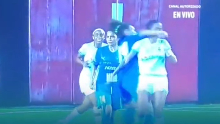 Panama, insegue l’avversaria e le sferra un terribile gancio destro: scena inaudita tra le donne - immagine 1