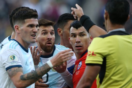 SAN PAOLO, BRASILE - 6 LUGLIO: Lionel Messi dell'Argentina e Gary Medel del Cile litigano con l'arbitro Mario Diaz de Vivar dopo aver ricevuto il cartellino rosso durante la partita per il terzo posto della Copa America Brasile 2019 tra Argentina e Cile all'Arena Corinthians il 6 luglio 2019 a San Paolo, Brasile. (Foto di Alexandre Schneider/Getty Images) Storie di eroi e leggende: i 5 momenti indimenticabili di Cile-Argentina- immagine 4