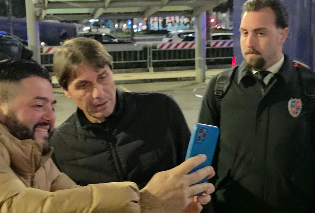 Il Napoli è da pochi minuti giunto all'hotel milanese che li ospiterà fino a domani. Ecco le foto raccolte dal prof. Bruno Siciliano all'arrivo dei campioni azzurri nel capoluogo lombardo.