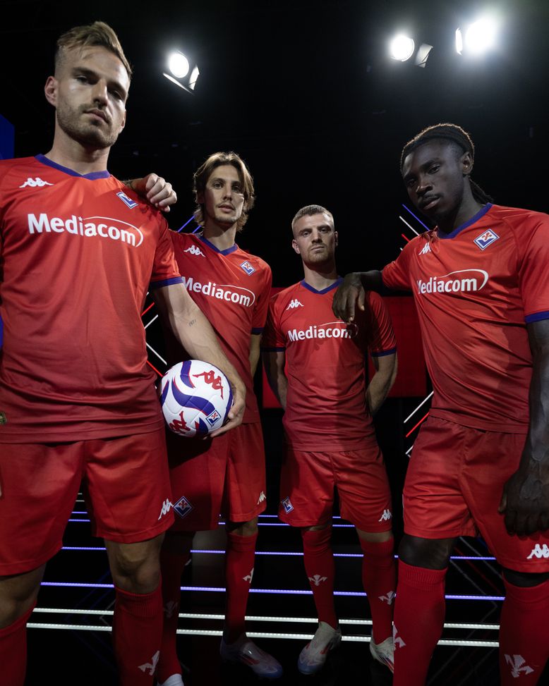 FOTO – Ecco la terza maglia della Fiorentina: torna il rosso, omaggio al passato- immagine 2