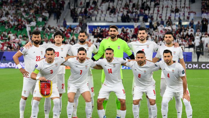 DOHA, QATAR - FEBRUARY 07: Iran team group during the AFC Asian Cup Semi Final match between Iran and Qatar at Al Thumama Stadium on February 07, 2024 in Doha, Qatar. (Photo by Adam Nurkiewicz/Getty Images) Caos Mondiali 2026, l’Iran valuta il ritiro. Trump: “Non mi interessa, Paese sconfitto” - immagine 1
