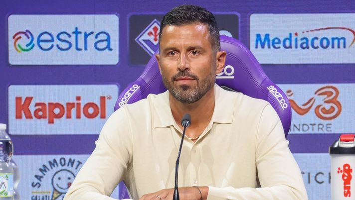 GERMOGLI PH: 9 LUGLIO 2026 BAGNO A RIPOLI ROCCO COMMISSO VIOLA PARK CONFERENZA STAMPA DI PRESENTAZIONE DEL NUOVO ALLENATORE DELLA FIORENTINA FABIO GROSSO NELLA FOTO GROSSO FABIO Cor. Sport: “Grosso conferma il 4-3-3. Servono ali come il pane” - immagine 1
