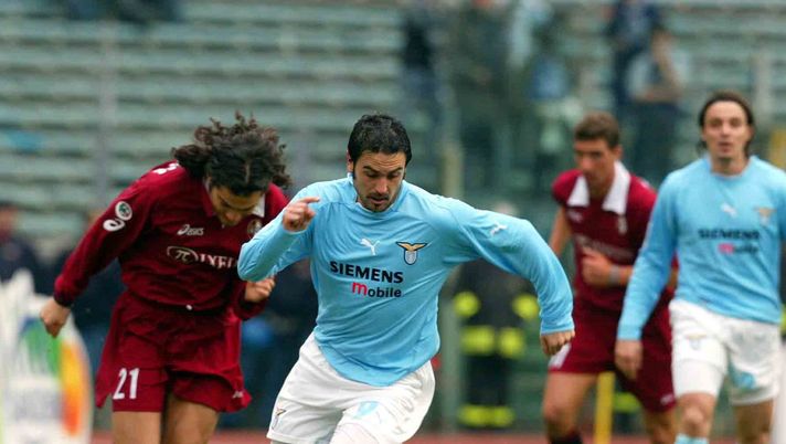 ROME - FEBRUARY 9: Stefano Fiore of Lazio in action during the Serie A match between Lazio and Torino, played at the Olympic Stadium, Rome, Italy on February, 2003. (Photo by Grazia Neri/Getty Images) Fiore: “In questa Lazio sarei una delle due mezz’ali. A gennaio prenderei…” - immagine 1