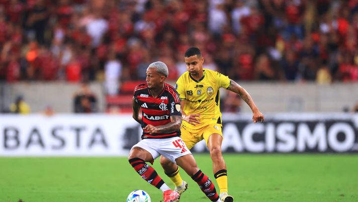 RIO DE JANEIRO, BRAZIL - MAY 28: Wesley França of Flamengo controls the ball whilst under pressure from Roberto Rosales of Deportivo Tachira during the Copa CONMEBOL Libertadores 2025 Group C match between Flamengo and Deportivo Tachira at Maracana Stadium on May 28, 2025 in Rio de Janeiro, Brazil. (Photo by Buda Mendes/Getty Images) Calciomercato Roma, possibile tentativo per Wesley: piace a Gasperini - immagine 1